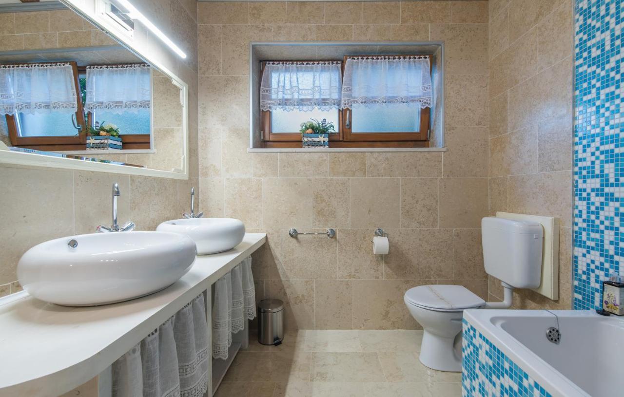 Family Lipica With Private Pool And Jacuzzi Vila *