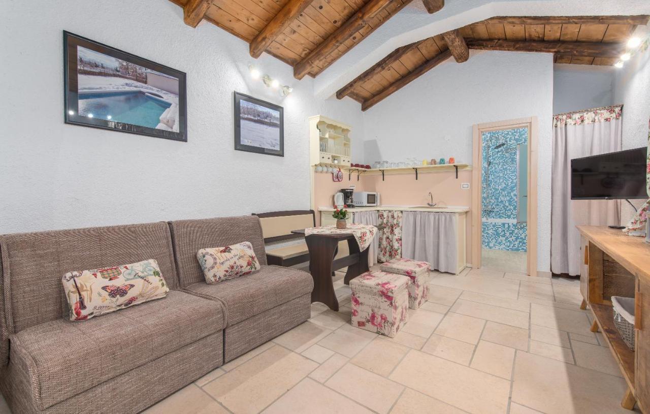 Family Lipica With Private Pool And Jacuzzi Vila