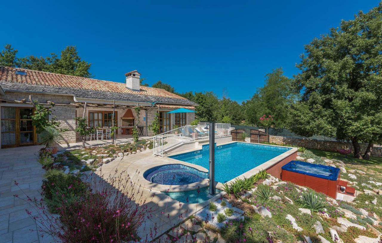 Family Lipica With Private Pool And Jacuzzi *