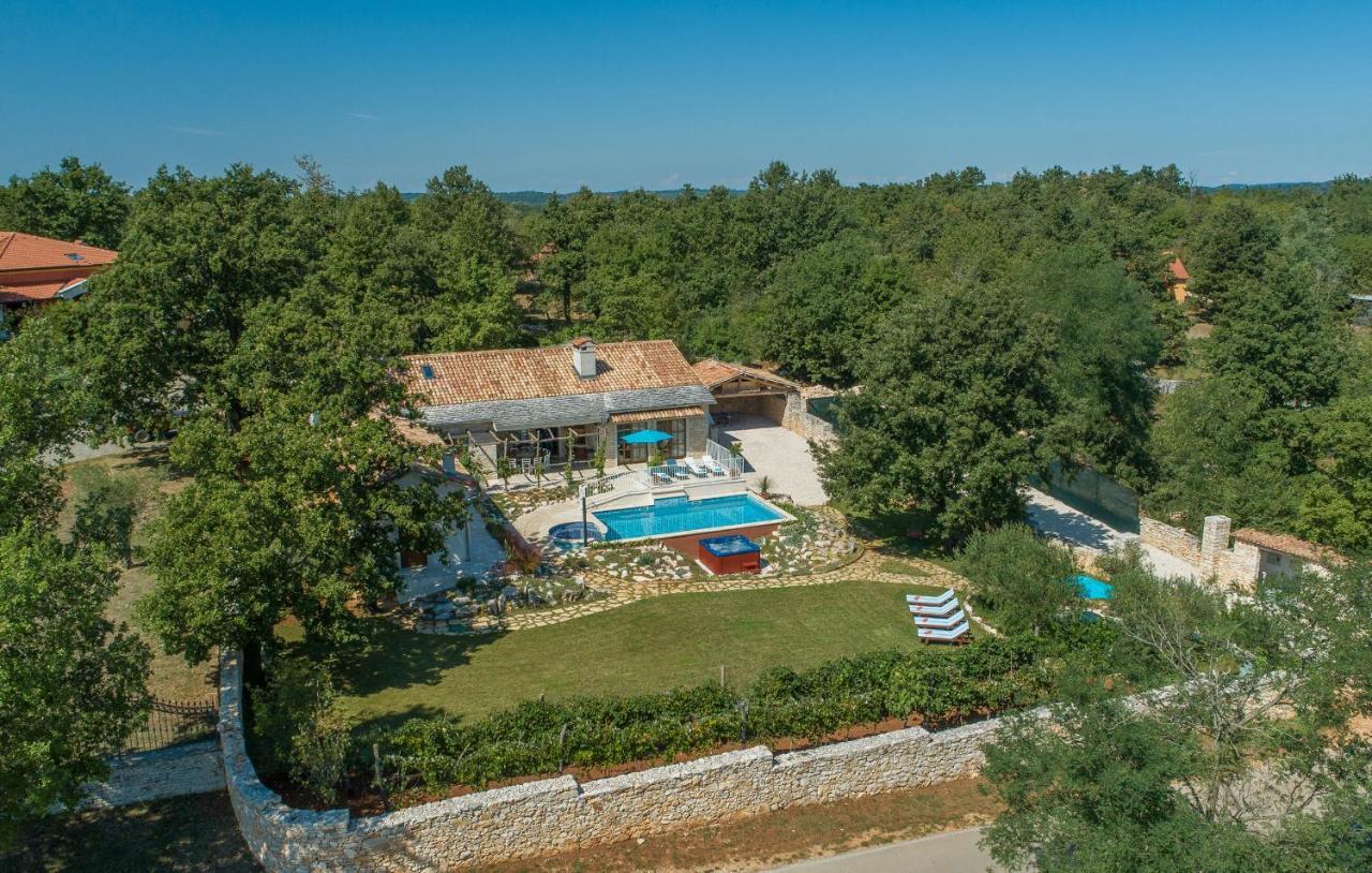 Family Lipica With Private Pool And Jacuzzi Vila *