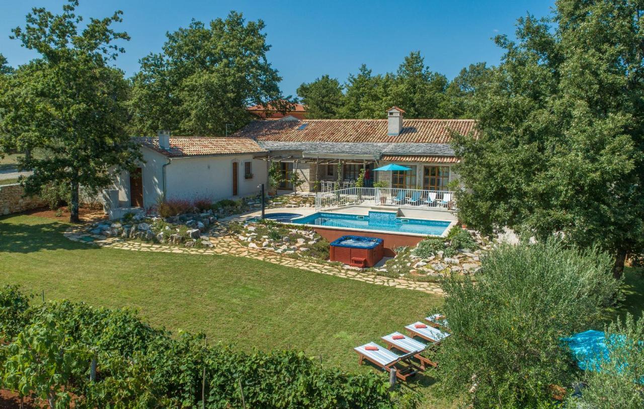 Family Lipica With Private Pool And Jacuzzi