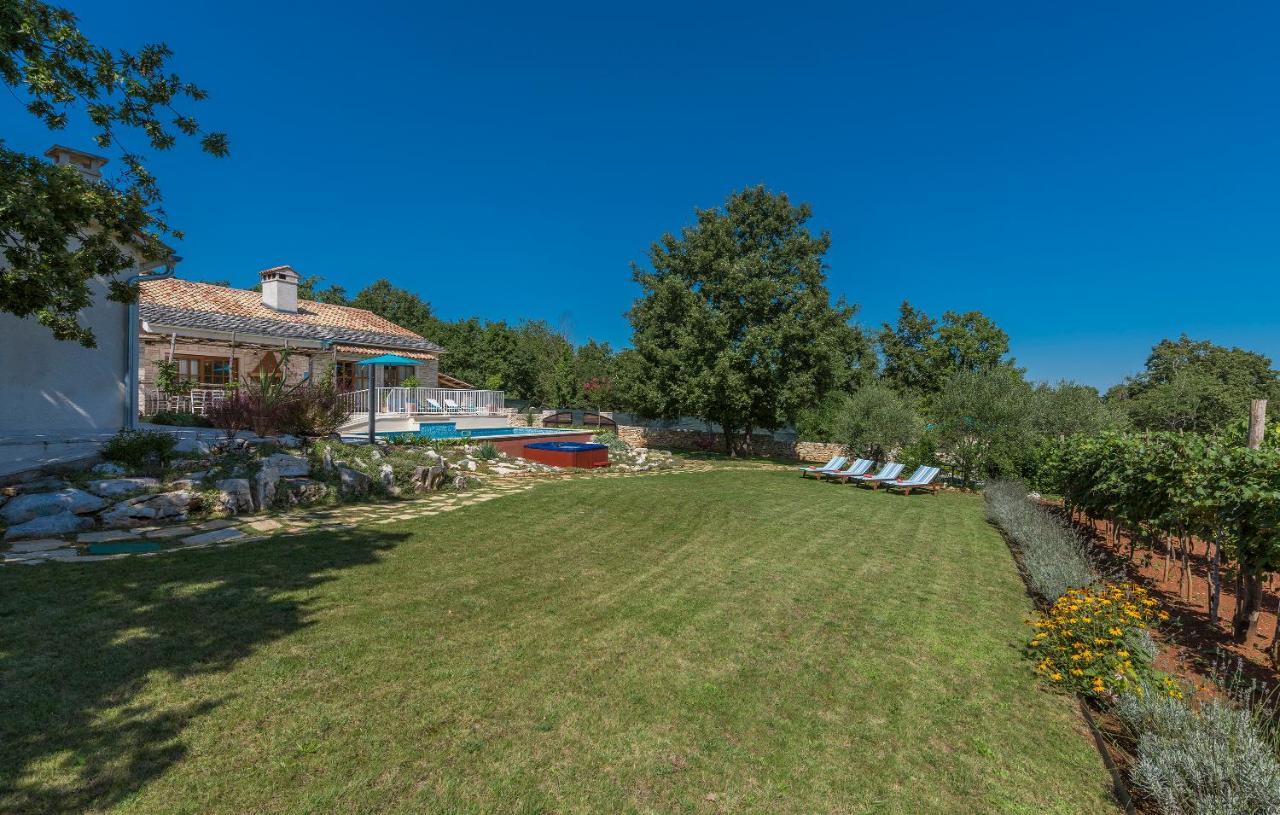 Family Lipica With Private Pool And Jacuzzi Pazin