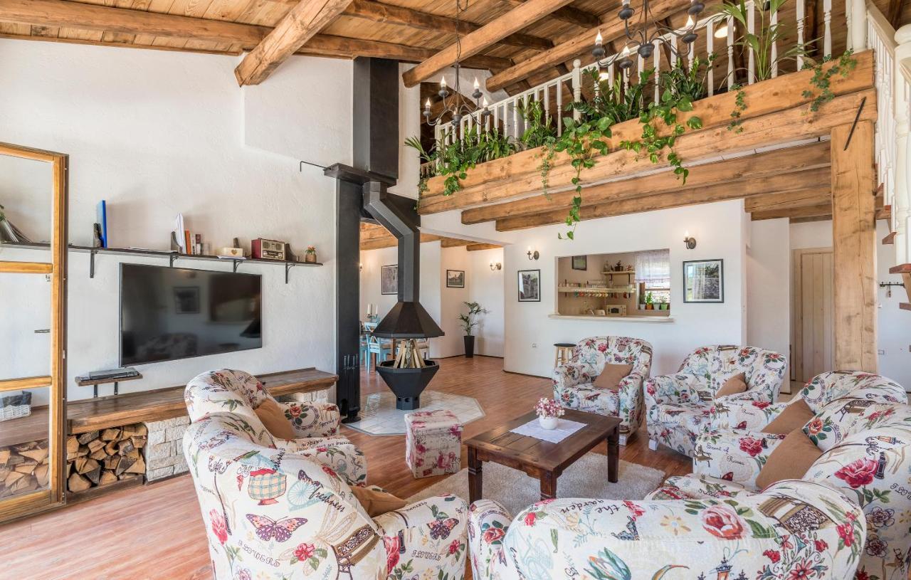 Family Lipica With Private Pool And Jacuzzi Vila *