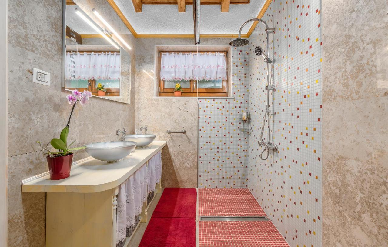Family Lipica With Private Pool And Jacuzzi Vila