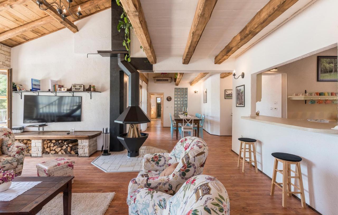 Vila Family Lipica With Private Pool And Jacuzzi